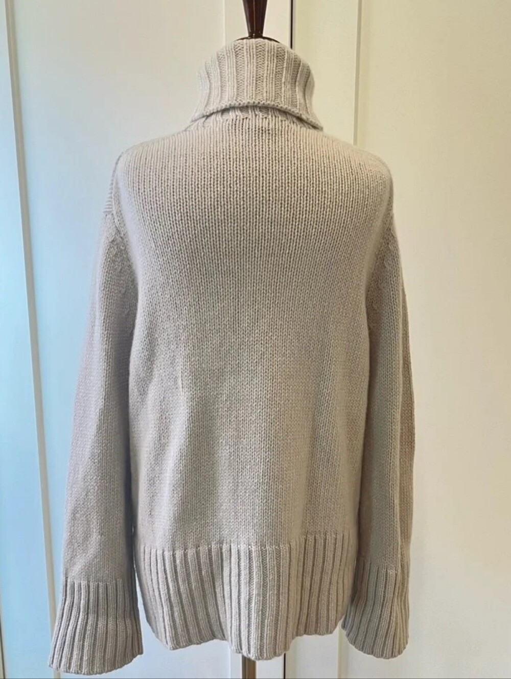 NWT Jenni Kayne Cashmere Jet Turtleneck Sweater Sugar White/Tan XS/S Oversized - Picture 8 of 10